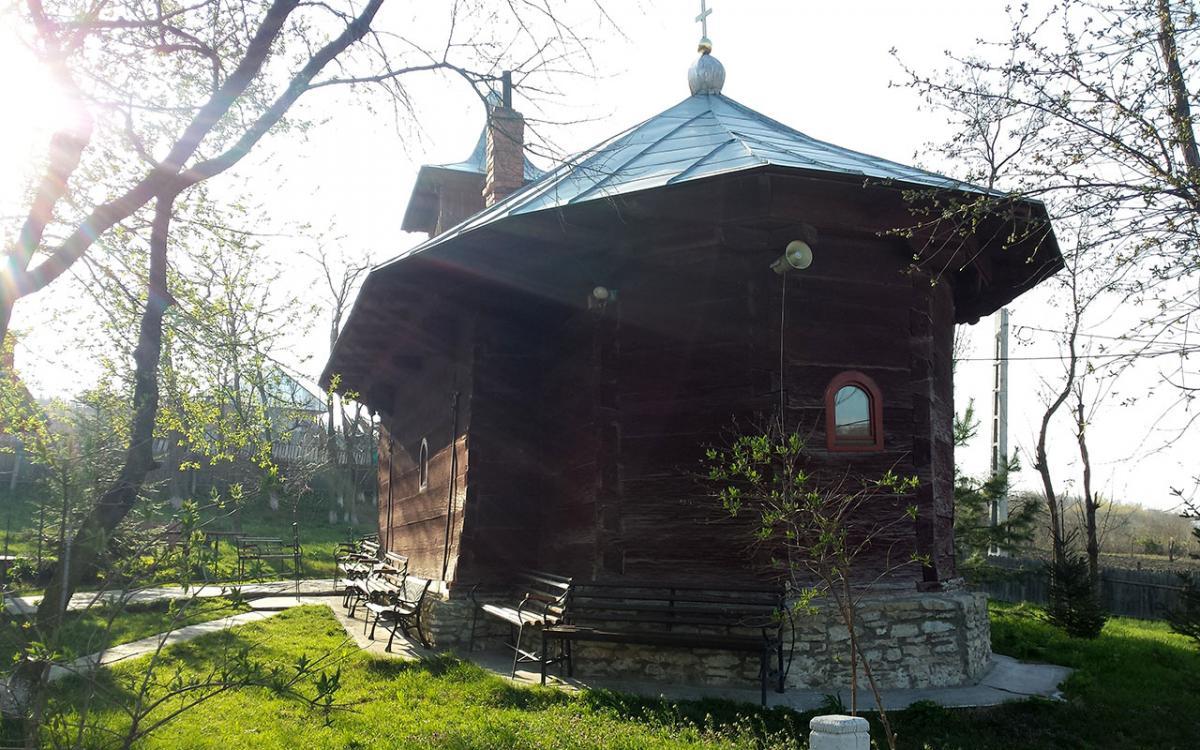 Biserica - vedere exterioară