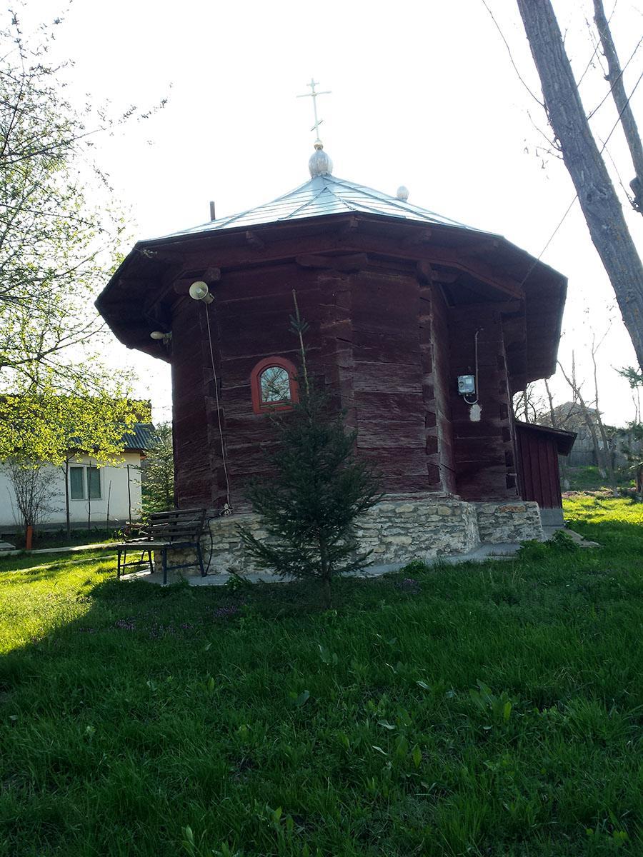 Biserica - vedere exterioară