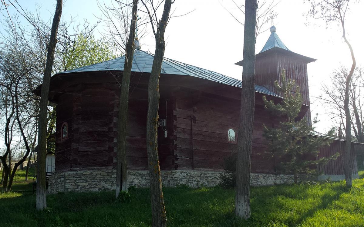 Biserica - vedere exterioară